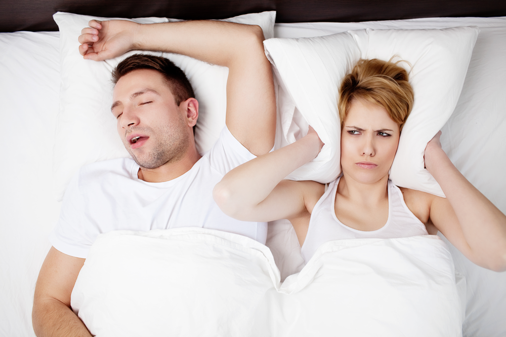 No duermo bien, mi pareja ronca en las noches…¿Qué puedo hacer?