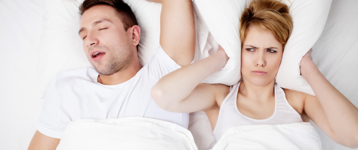 No duermo bien, mi pareja ronca en las noches…¿Qué puedo hacer?